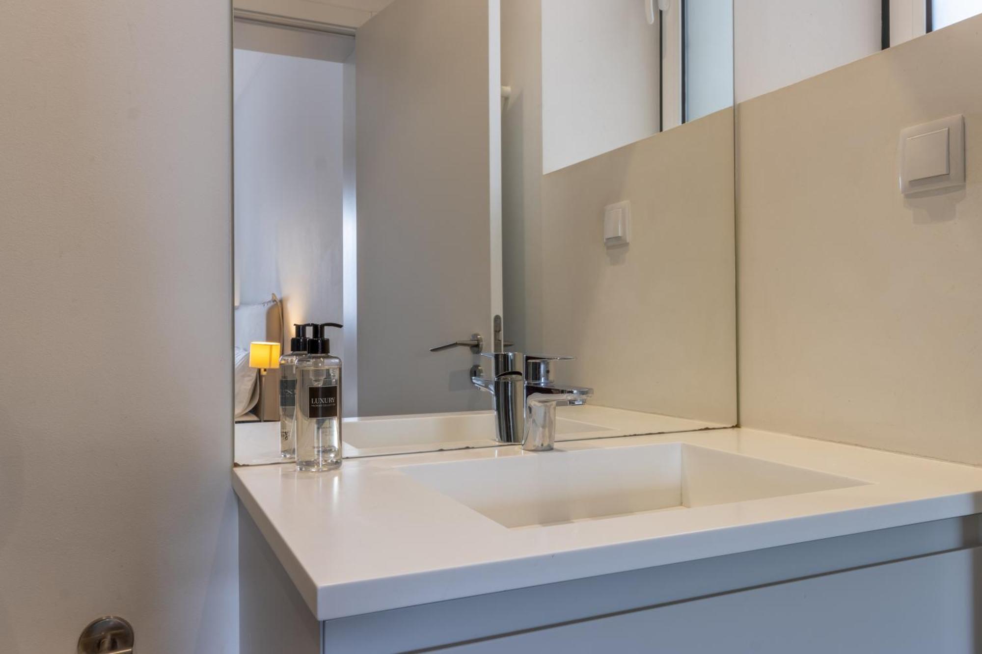Modern 3Br, Terrace, Ac/Heating & Self Check-In Appartement Lissabon Buitenkant foto