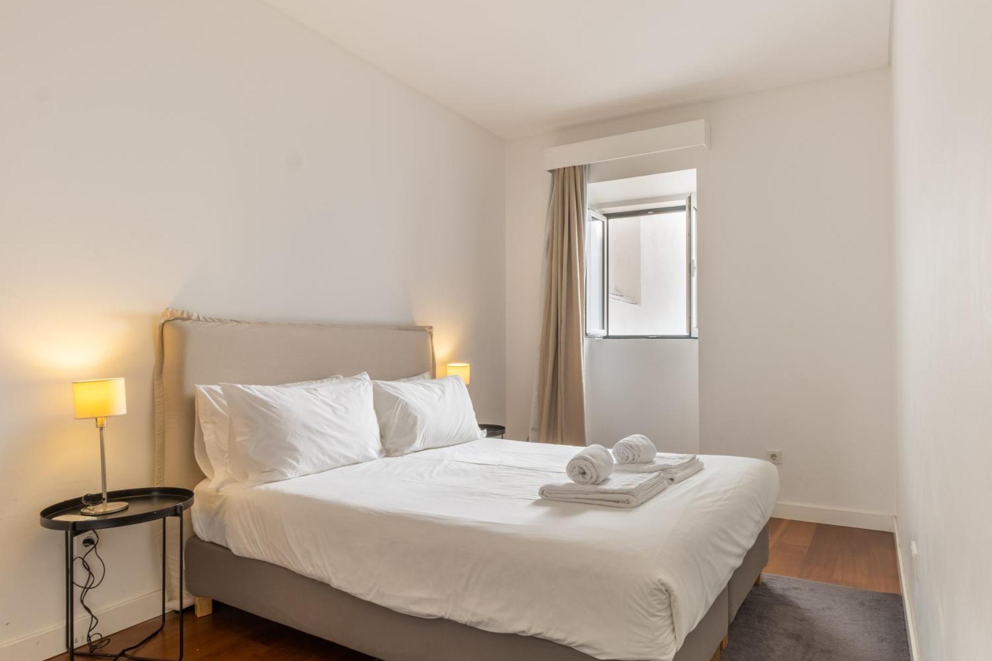 Modern 3Br, Terrace, Ac/Heating & Self Check-In Appartement Lissabon Buitenkant foto
