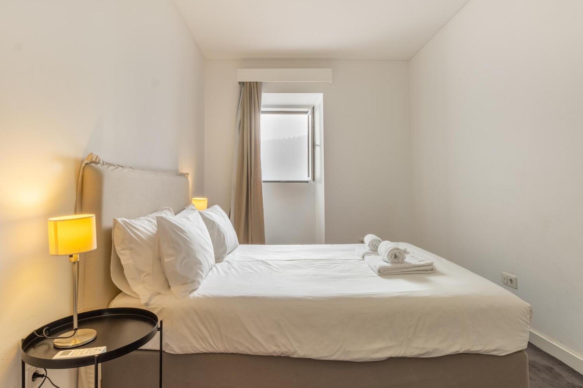 Modern 3Br, Terrace, Ac/Heating & Self Check-In Appartement Lissabon Buitenkant foto